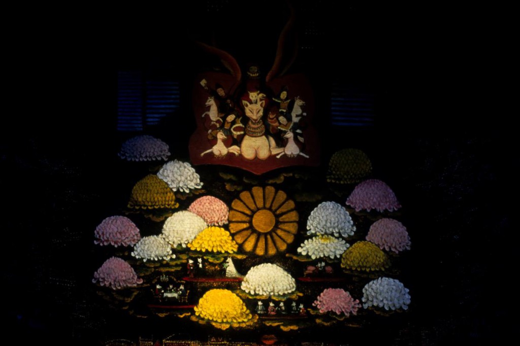Chrysanthemums in Kabukicho | 歌舞伎町の菊 (2000)